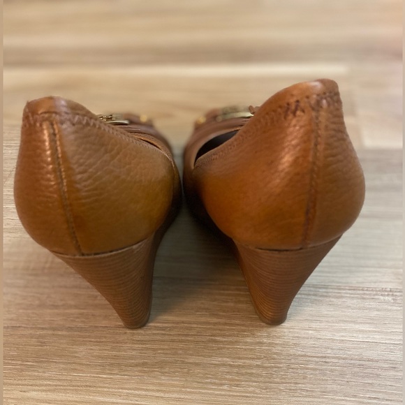 ❤️❤️Tory Burch Leather Brown Peep Toe High Wedges W/Gold Monogram - Picture 5 of 13